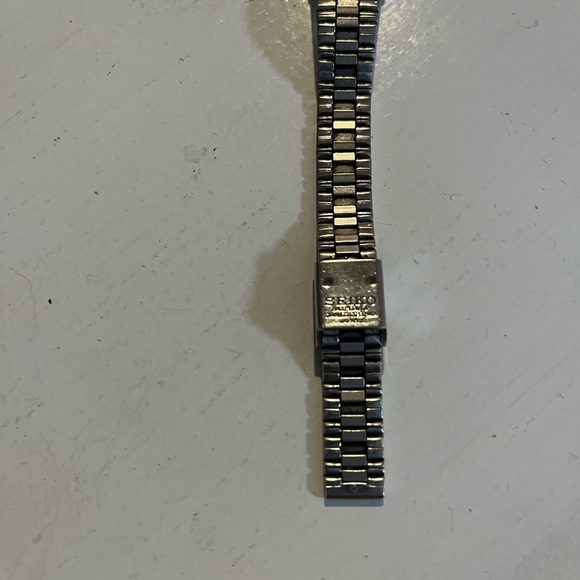 Vintage Seiko Quartz Jewelled wristwatch 2P20-5070 silver and gold tone. - Picture 5 of 5